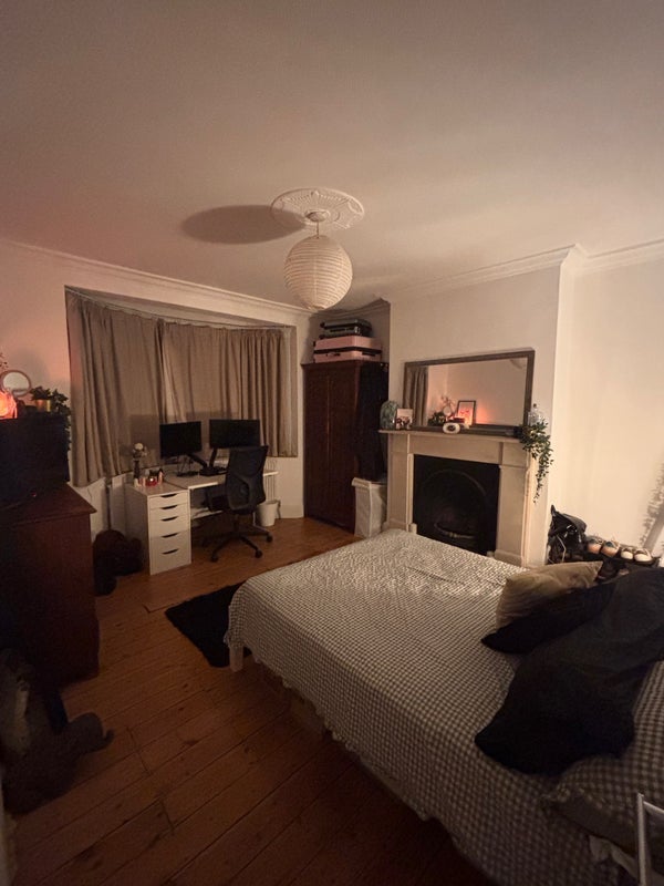 Room West Road in Greater London