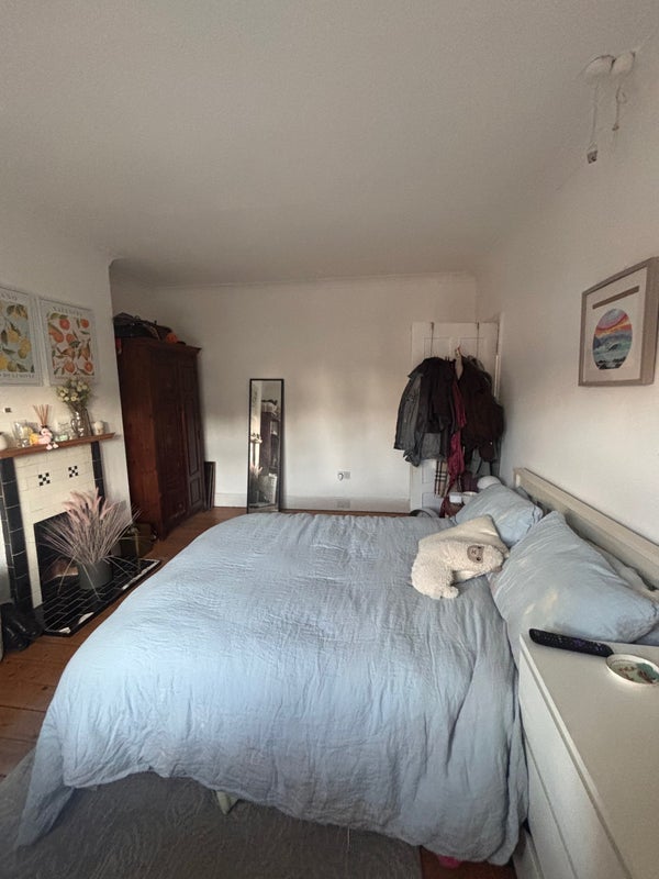 Room West Road in Greater London