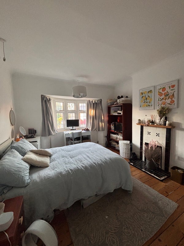 Room West Road in Greater London