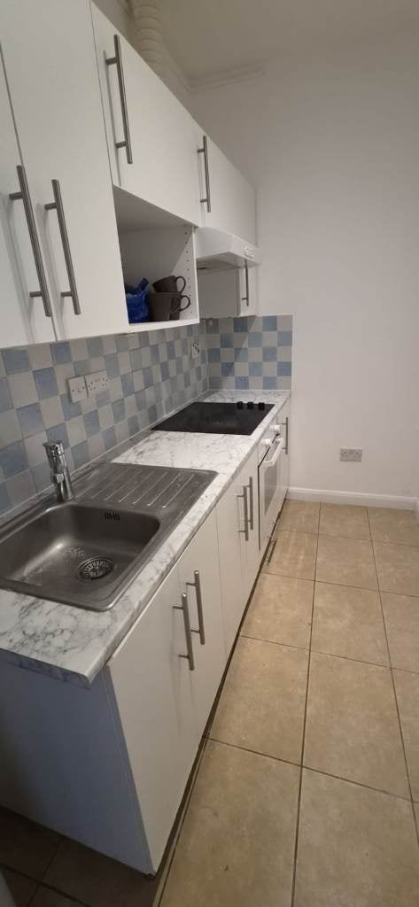 Flat Victoria Avenue in Greater London