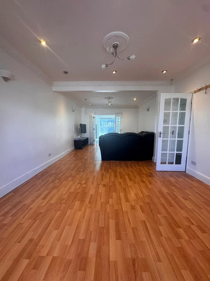 House Carlyle Avenue in Greater London
