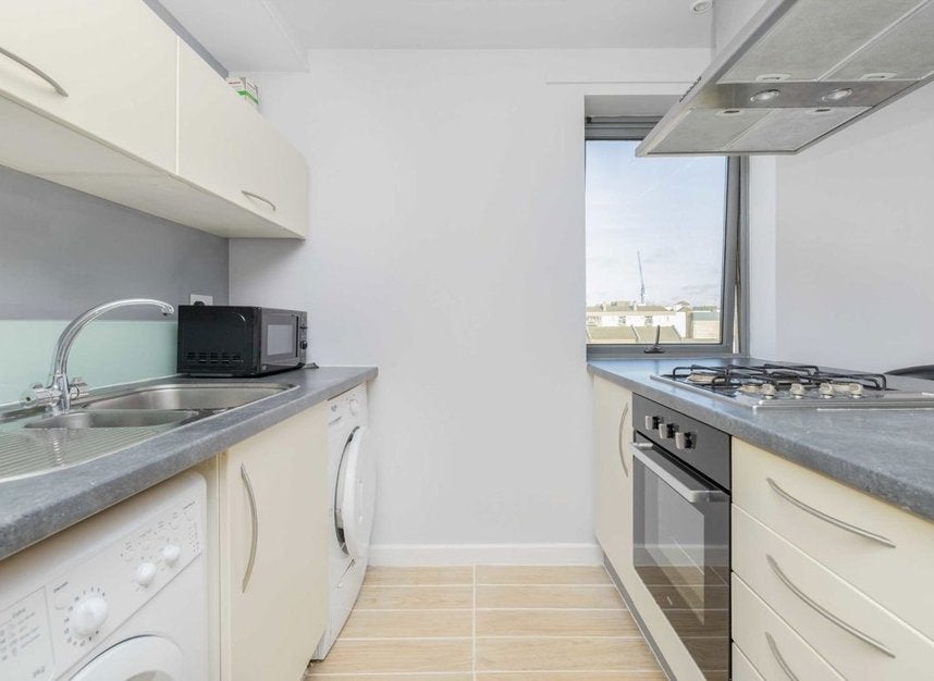Flat Stainsby Road in Greater London