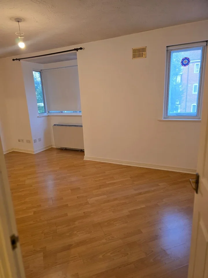 Flat Woodgate Drive in Greater London