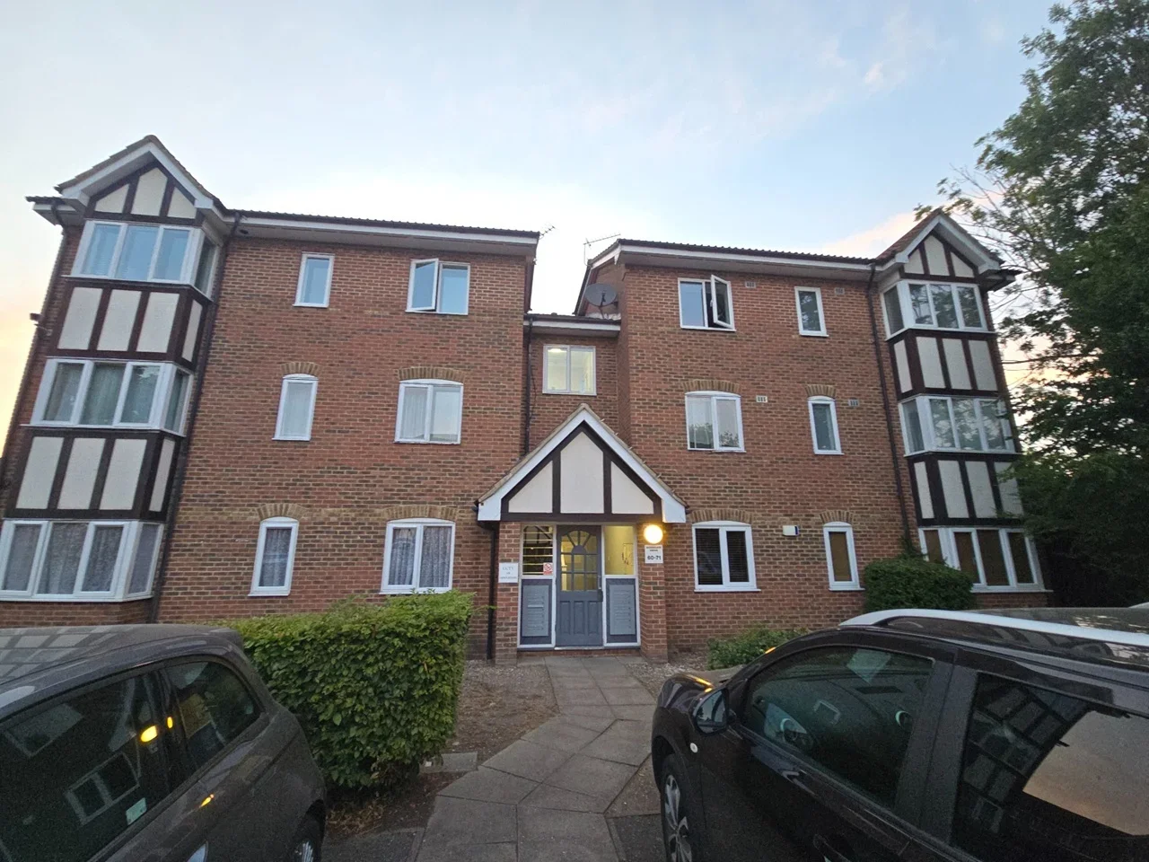 Flat Woodgate Drive in Greater London