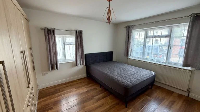 Room Seymour Road in Slough