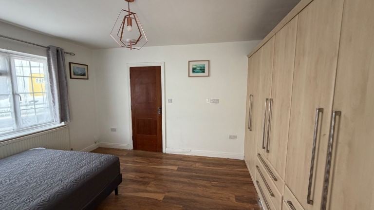 Room Seymour Road in Slough
