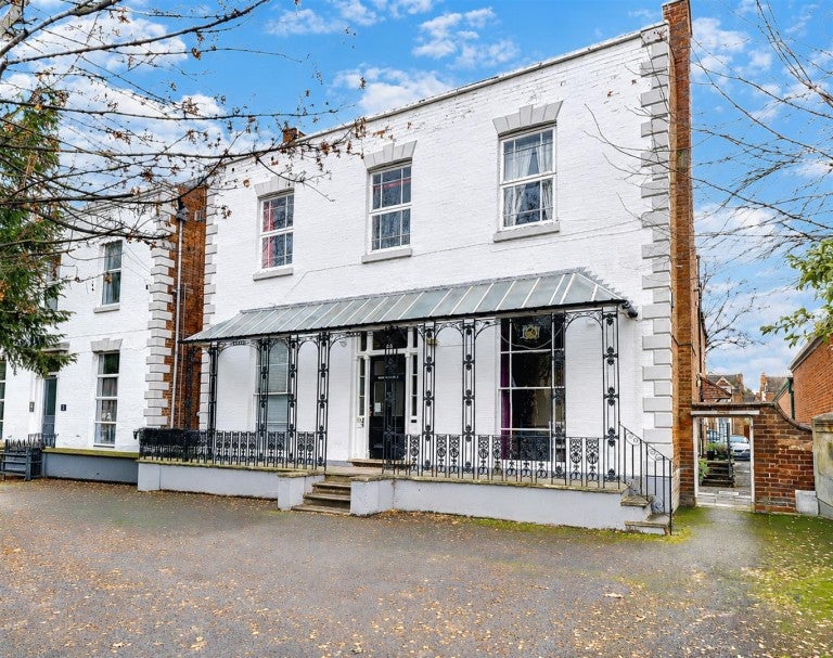 Flat St Mary's Road in Royal Leamington Spa