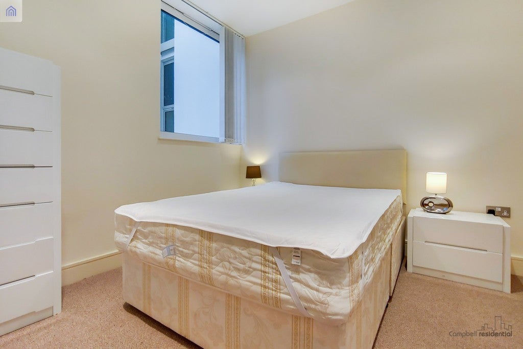 Flat Lanterns Way in Greater London