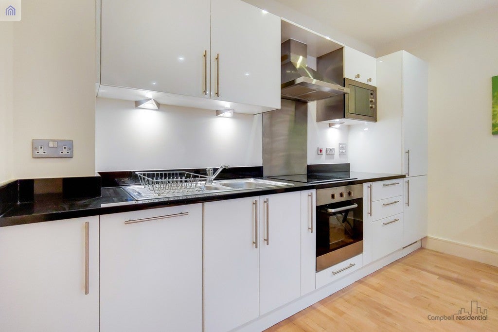 Flat Lanterns Way in Greater London