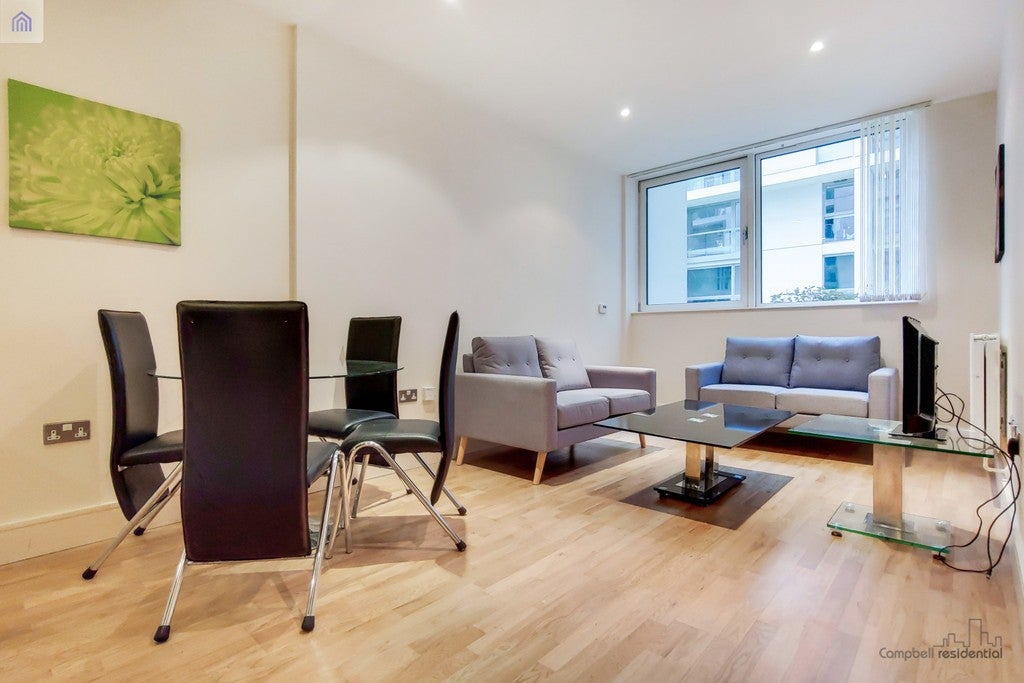 Flat Lanterns Way in Greater London