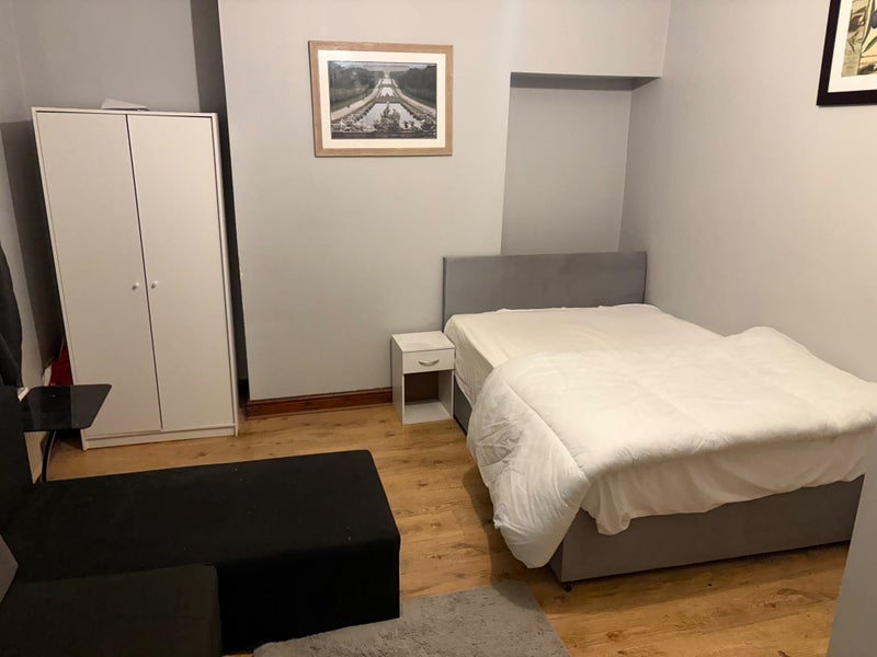 Room Ashton New Road in Manchester