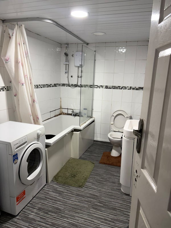Room Ashton New Road in Manchester