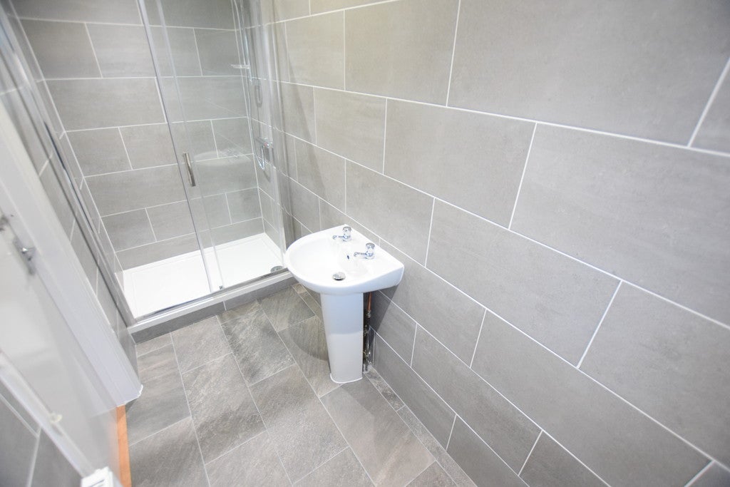 Flat Belgrave Avenue in Greater London