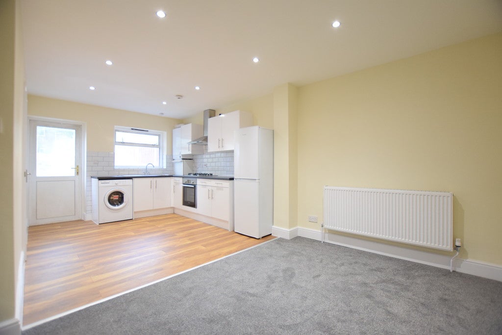 Flat Belgrave Avenue in Greater London
