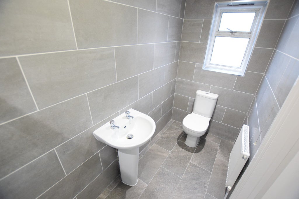 Flat Belgrave Avenue in Greater London