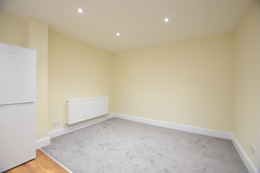 Flat Belgrave Avenue in Greater London