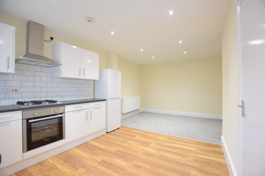 Flat Belgrave Avenue in Greater London