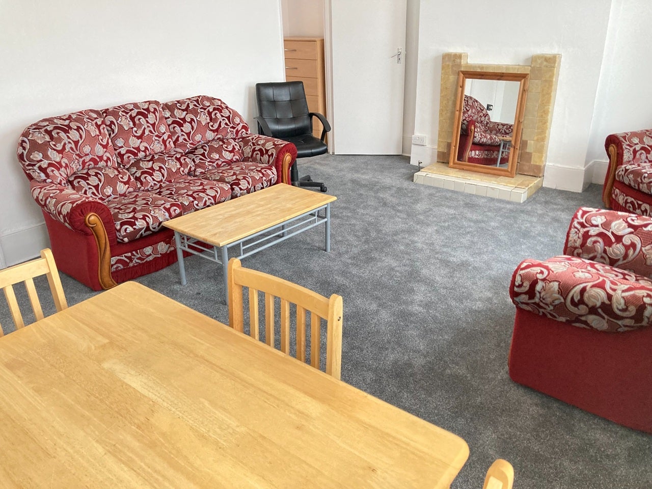 Flat Eccleston Road in Greater London