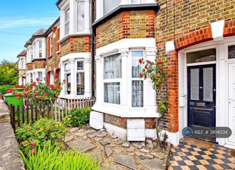Flat Hawthorn Road in Greater London