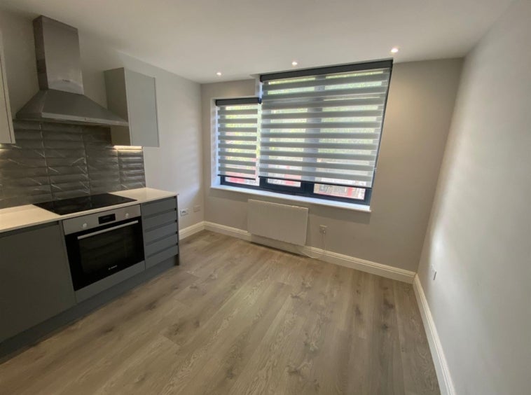 Flat Barking Road in Greater London