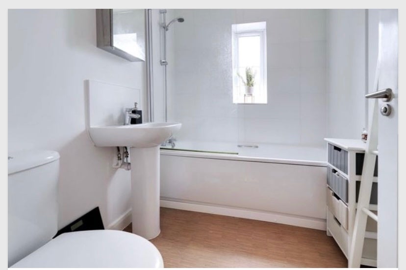 Room Bective Road in Northampton