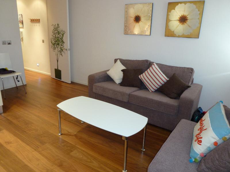 Flat Bevenden Street in Greater London