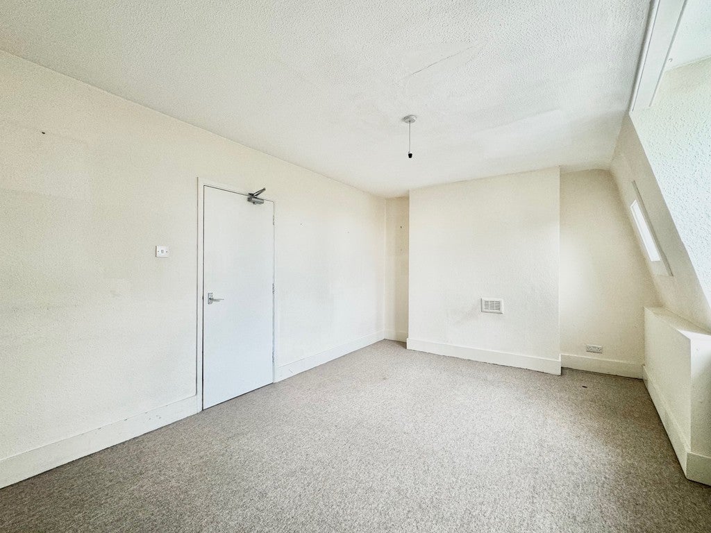 Flat Putney High Street in Greater London