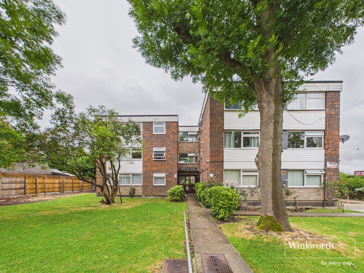 Flat Slough Lane in Greater London