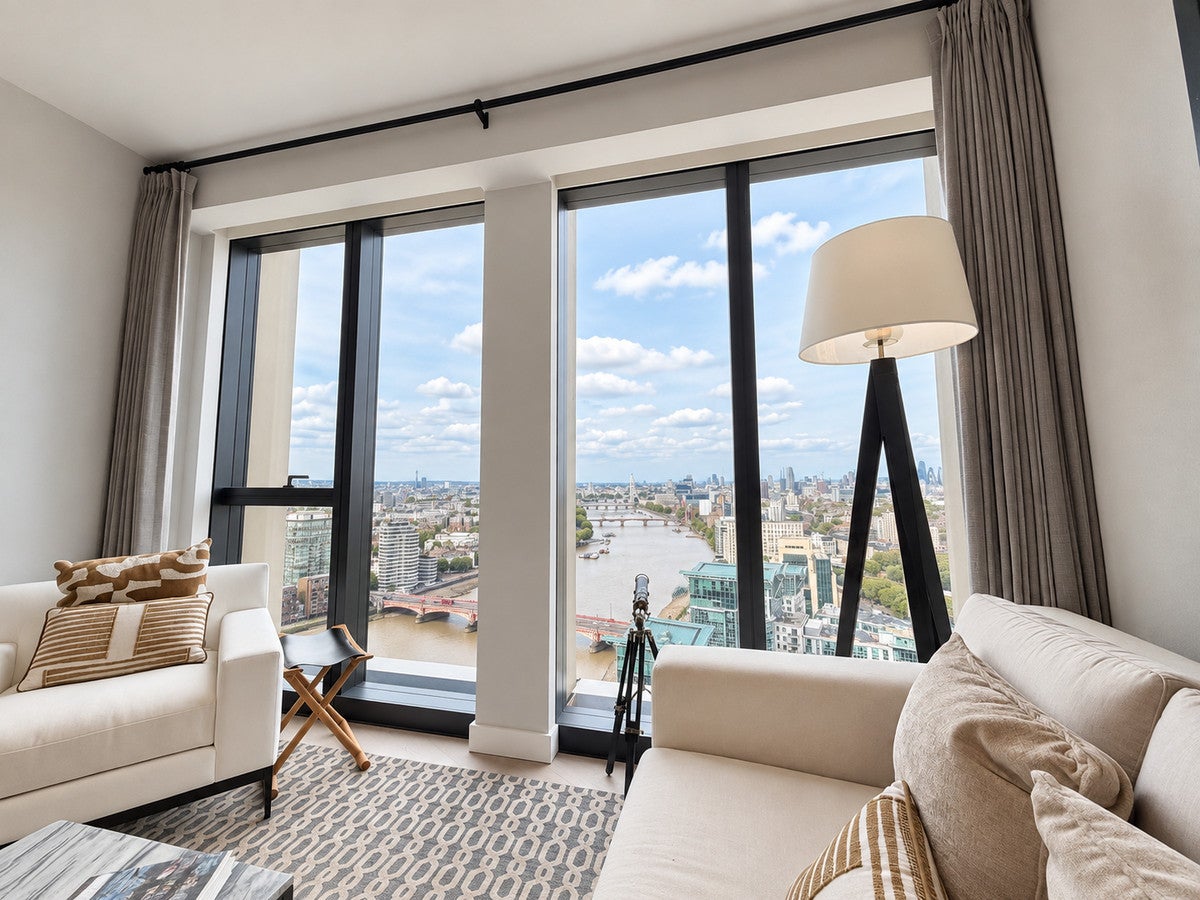 Flat Nine Elms Lane in Greater London