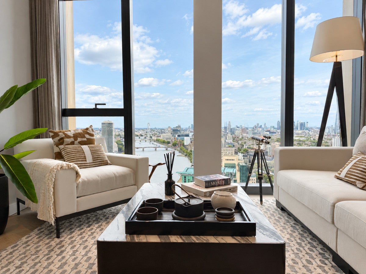 Flat Nine Elms Lane in Greater London
