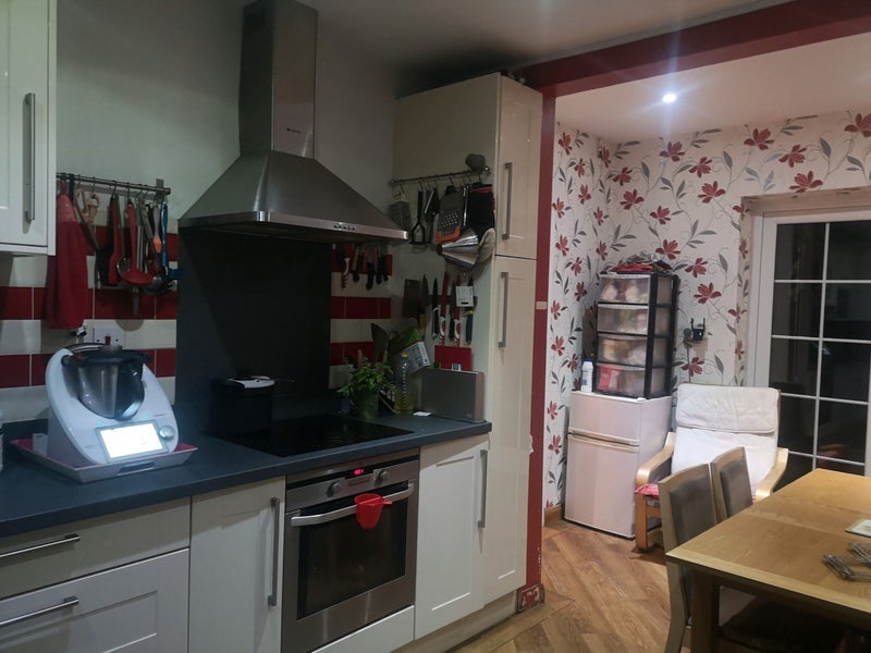 Room Reid Avenue in Caterham on the Hill