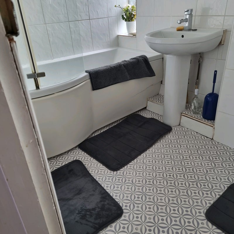 Room Reid Avenue in Caterham on the Hill