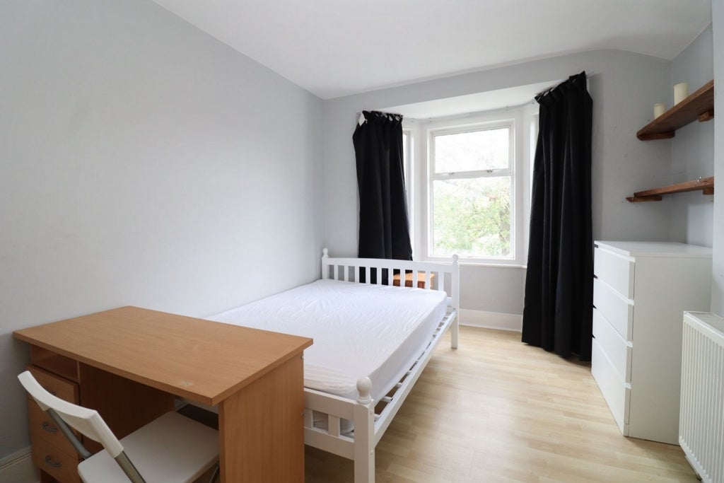 Room Globe Road in Greater London