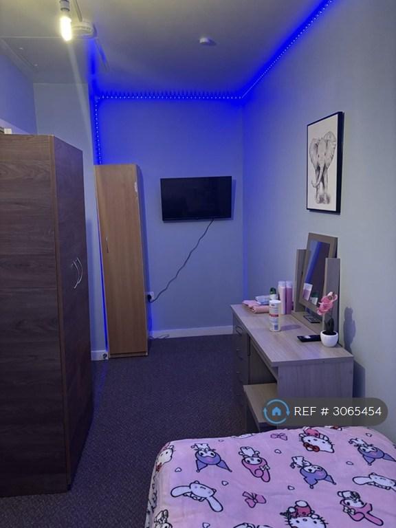Room Ager Avenue in Greater London