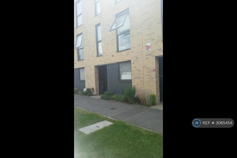 Room Ager Avenue in Greater London