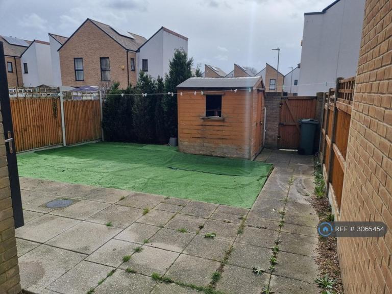 Room Ager Avenue in Greater London
