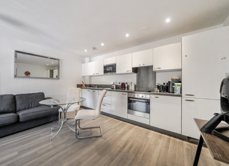 Flat Adenmore Road in Greater London