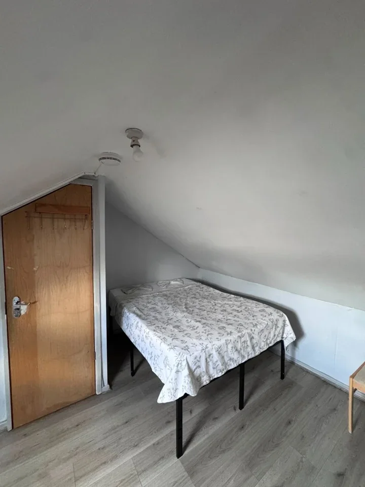 Room Arragon Road in Greater London