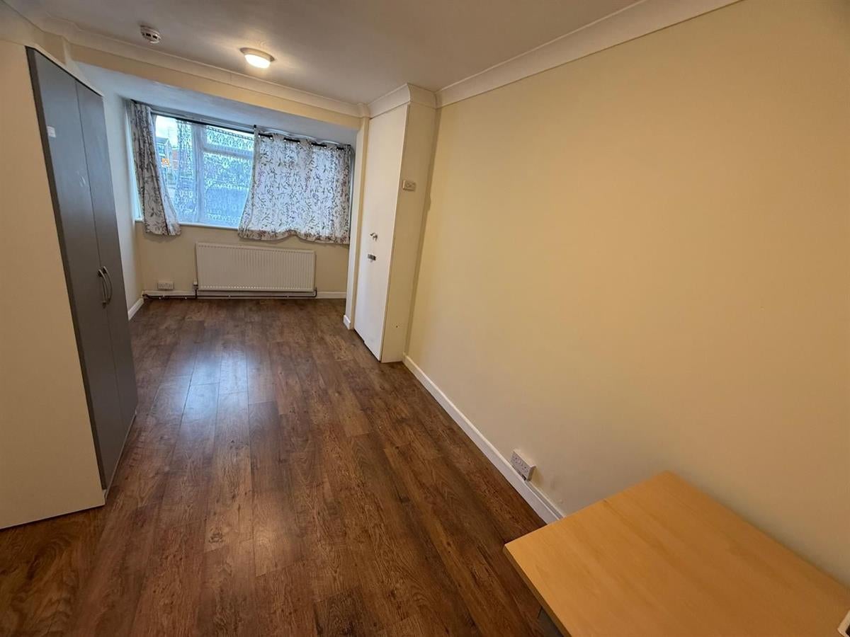 Room Dunedin Way in Greater London