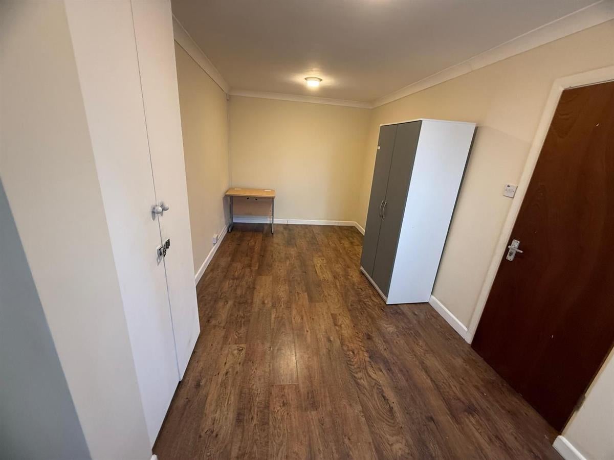 Room Dunedin Way in Greater London
