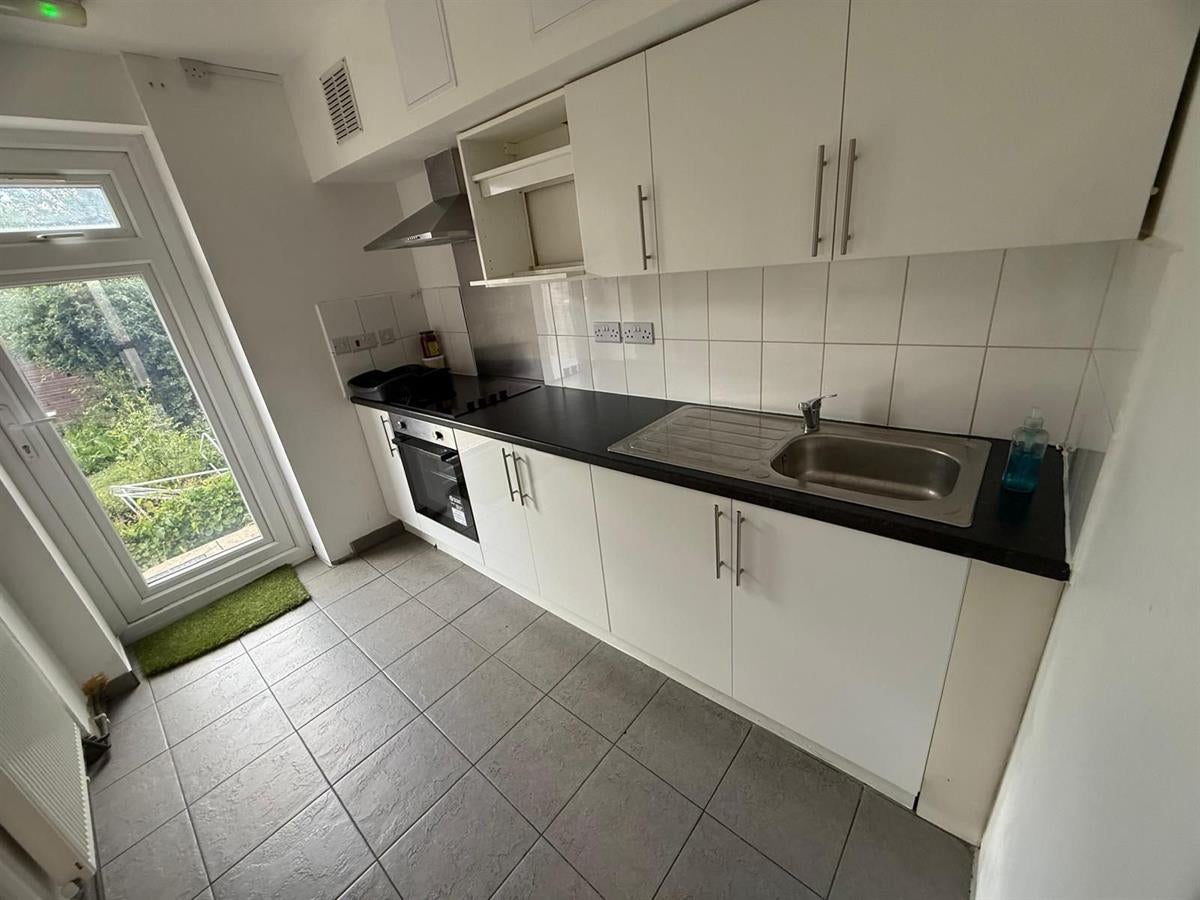 Room Dunedin Way in Greater London