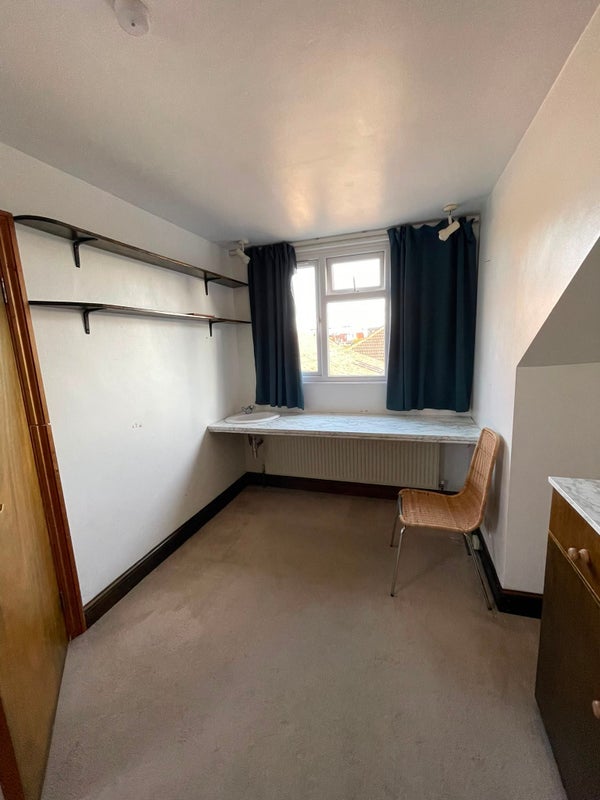 Room Ethelden Road in Greater London