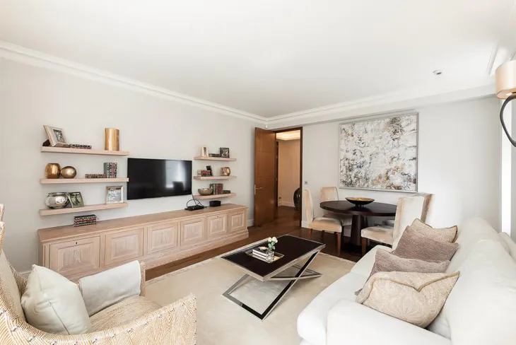Flat Lowndes Square in Greater London