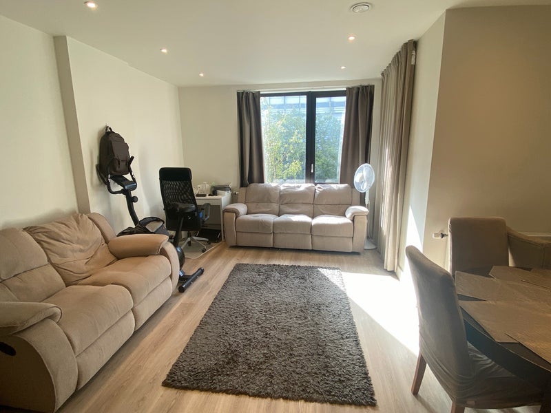 Room Deauville Close in Greater London