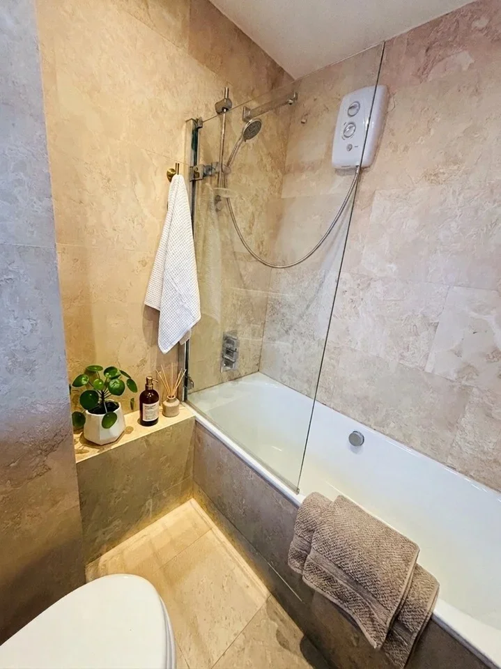 Room Wiltshire Close in Greater London