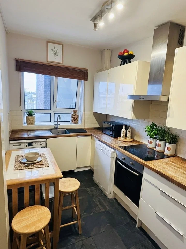 Room Wiltshire Close in Greater London
