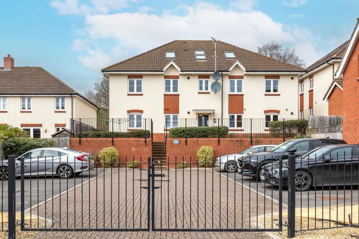 Flat Valerian Close in Bristol