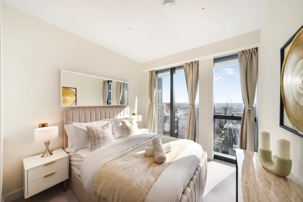 Flat Nine Elms Lane in Greater London