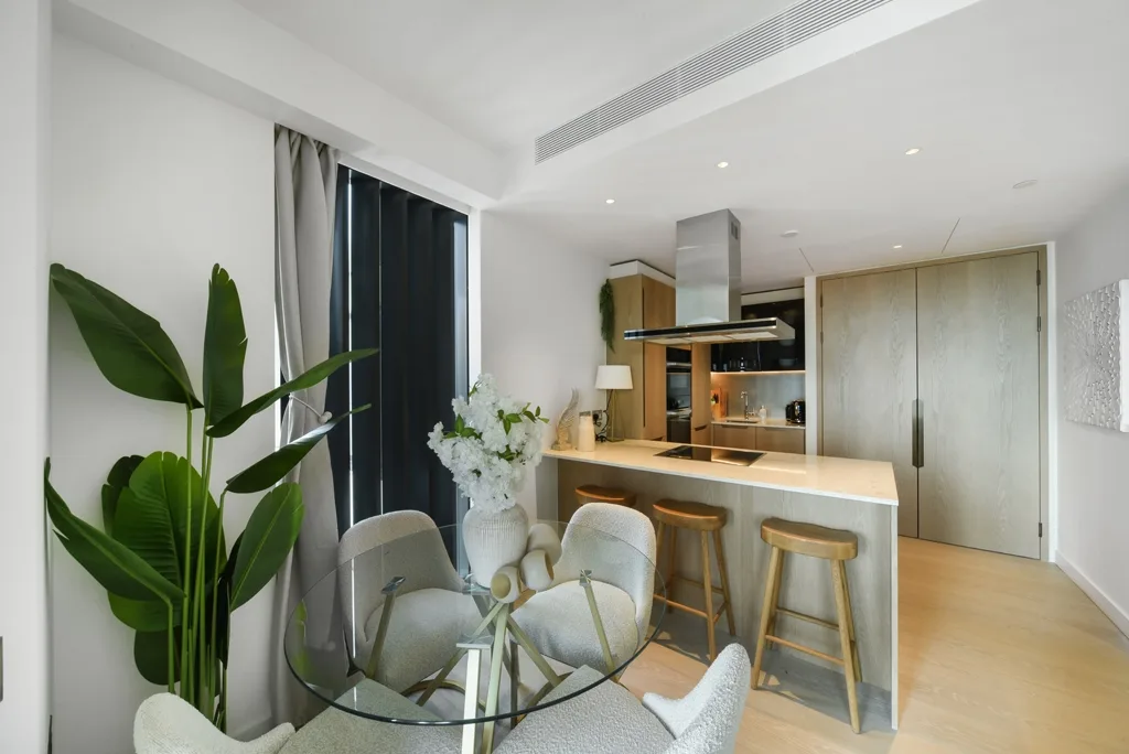 Flat Nine Elms Lane in Greater London