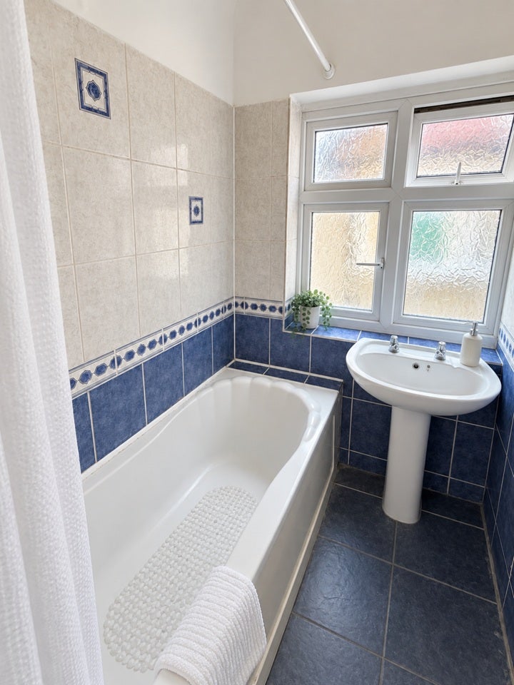 Flat Almorah Road in Greater London